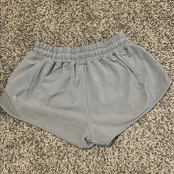 Hotty Hot 2.5” size 4 low rise Lululemon Athletica Gray Athletic Shorts - Picture 1 of 3